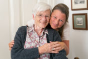 Pflegekraft und Seniorin